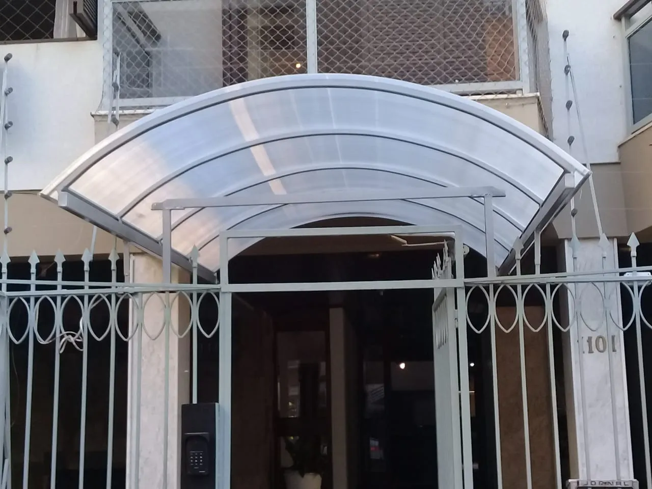 Toldo Fixo em Policarbonato Alveolar